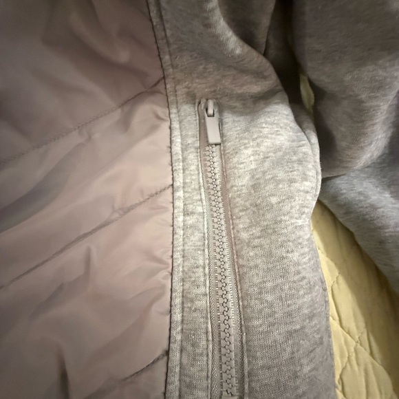 The North Face Men’s Light Gray Quilted & Fleece Hooded Bomber Jacket - Picture 9 of 10